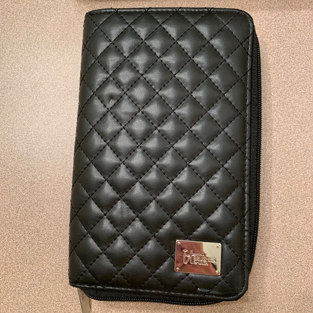 ITbrushes by ULTA zip makeup & brush holder